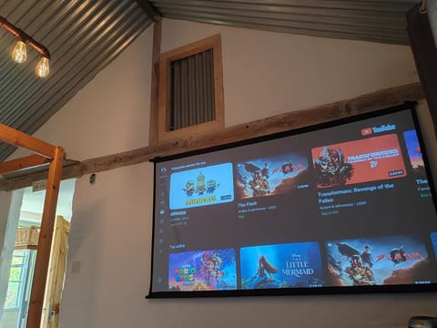 The Bothy near Tenby, Big Projector Screen, Four-poster bed, on-site HOT TUB access via Spa Pack Apartment in Wales