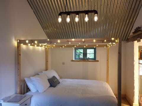 The Bothy near Tenby, Big Projector Screen, Four-poster bed, on-site HOT TUB access via Spa Pack Apartment in Wales