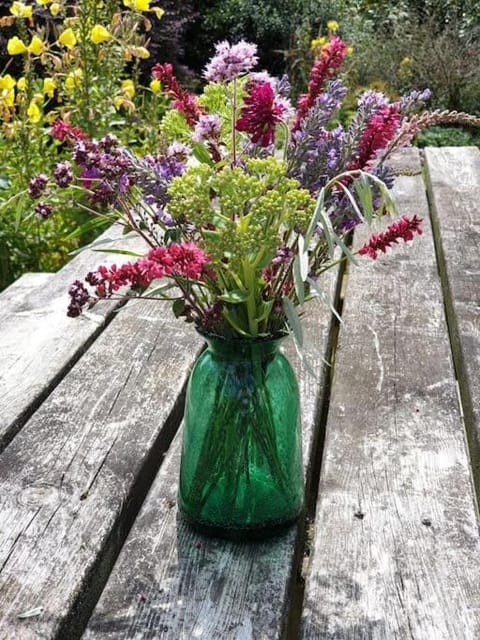 The Bothy near Tenby, Big Projector Screen, Four-poster bed, on-site HOT TUB access via Spa Pack Apartment in Wales