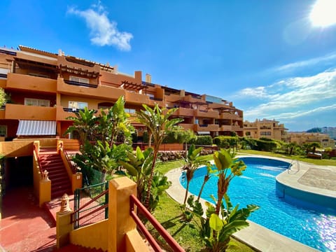 Property building, Swimming pool, sunbed