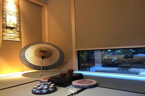 Photo of the whole room, Decorative detail