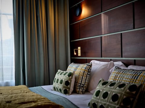 Bed, Living room, Garden view