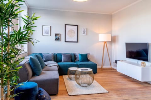 TV and multimedia, Living room, Decorative detail, Seating area