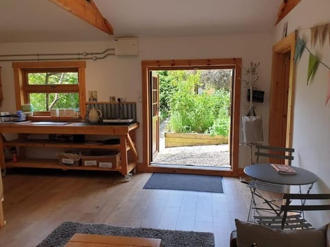 The Potting Shed near Tenby, 100" Projector, Four poster bed, On-site HOT TUB access via Spa Pack Apartment in Wales