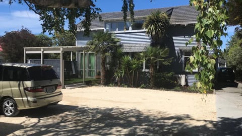 Property building, Day, Garden, Parking
