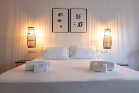 Bed, towels