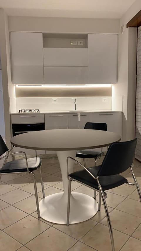 Kitchen or kitchenette, Seating area, Dining area