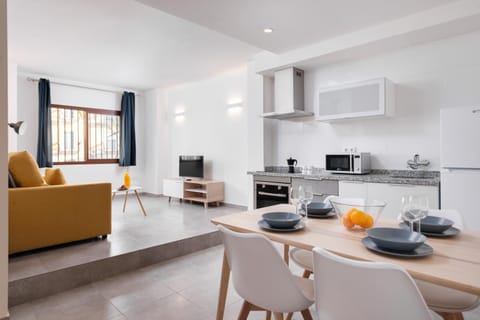 Kitchen or kitchenette, Living room, Seating area, Dining area