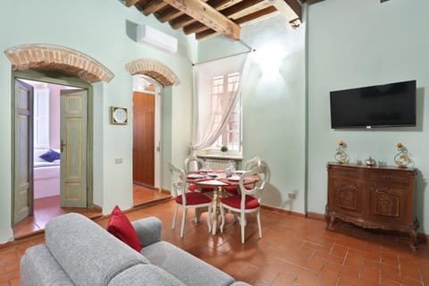 TV and multimedia, Living room, Seating area, Dining area