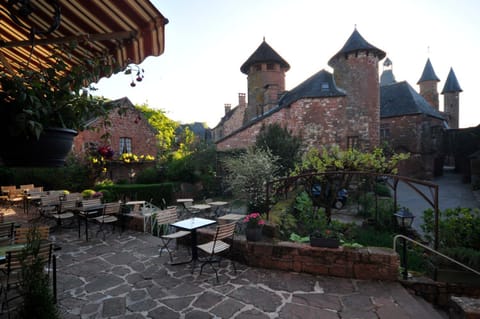 Property building, Patio, Restaurant/places to eat, City view, Garden view, Landmark view