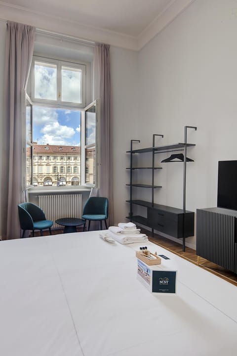 Photo of the whole room, Bedroom