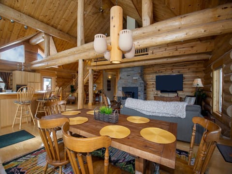 TV and multimedia, Kitchen or kitchenette, Living room, Seating area, Dining area, fireplace, furniture