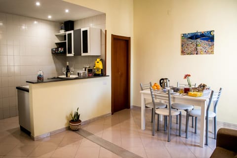 Kitchen or kitchenette, Living room, Seating area, Dining area, minibar, oven, stove
