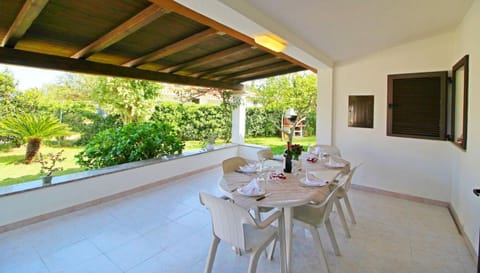 Property building, Day, Garden, Balcony/Terrace