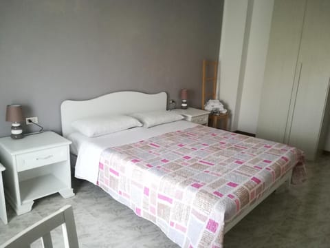 Photo of the whole room, Decorative detail