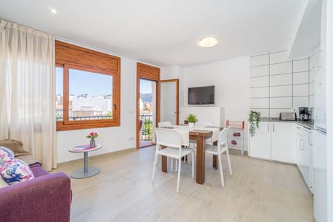 Kitchen or kitchenette, Living room, Dining area