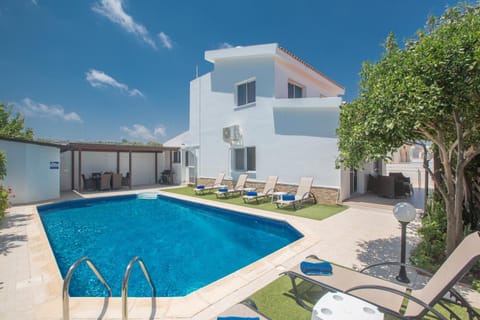 Property building, Garden, Seating area, Swimming pool