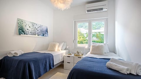 Bedroom, Mountain view