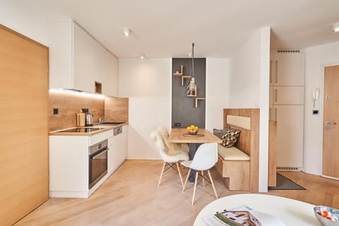 Coffee/tea facilities, Kitchen or kitchenette, Dining area