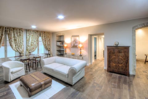 Living room, Photo of the whole room, Seating area