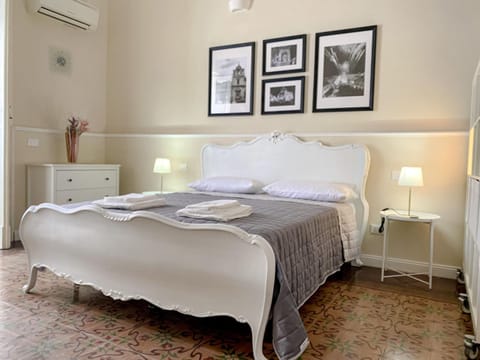 Bed, Bedroom, air conditioner