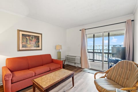 Day, Balcony/Terrace, Living room, Seating area, furniture, air conditioner