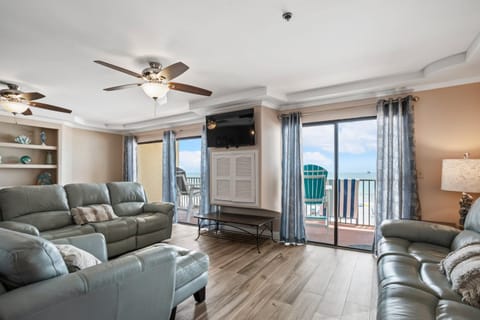 Direct Beachfront - Ocean Views - Las Brisas #103 Apartment in Madeira Beach