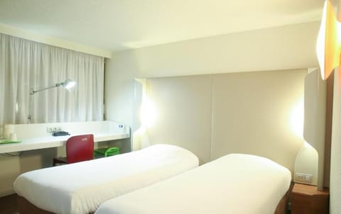 Bed, TV and multimedia, Bedroom, wardrobe