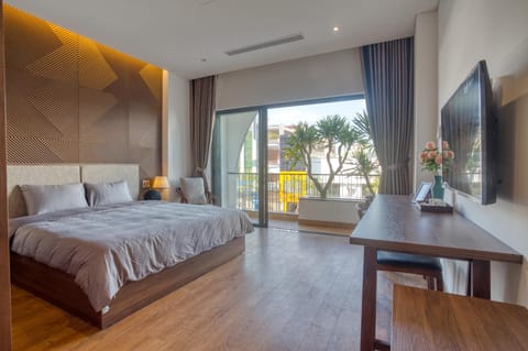 Bed, Day, Balcony/Terrace, Photo of the whole room, Decorative detail, Decorative detail, Seating area, Bedroom, City view, Family