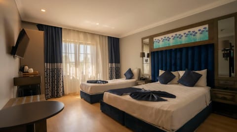 Bed, TV and multimedia, Photo of the whole room, Bedroom