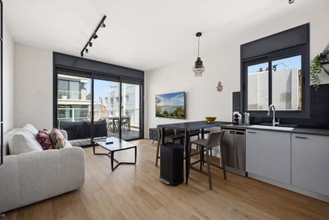 TV and multimedia, Kitchen or kitchenette, Living room, Seating area, Dining area