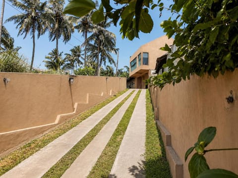 Property building, Day, Natural landscape, Garden, Garden view