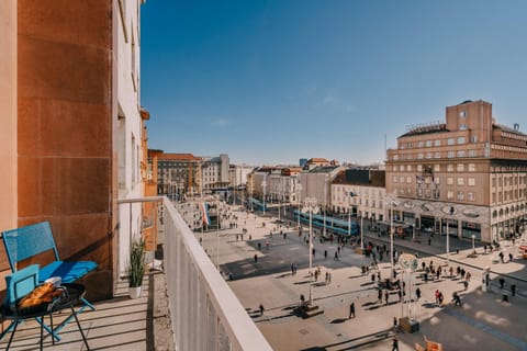Nearby landmark, Neighbourhood, Balcony/Terrace, City view, Landmark view, Landmark view, Street view, Location, Internal: Not applicable to any particular room
