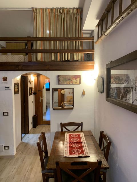 Skiing, Skiing, Living room, Seating area, Dining area