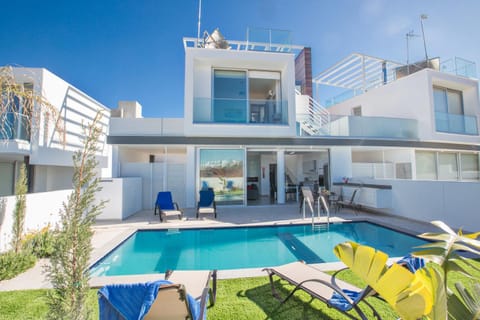 Property building, Garden, Swimming pool, Swimming pool