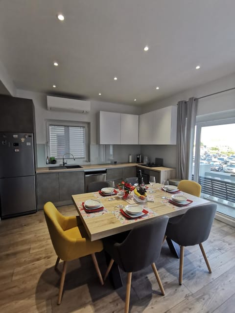 Kitchen or kitchenette, Food and drinks, Seating area, Food, stove