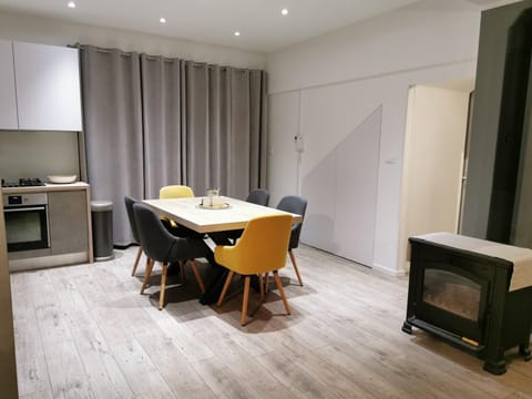 Kitchen or kitchenette, Seating area, stove