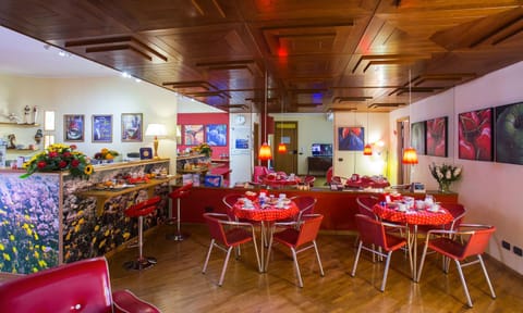 Communal lounge/ TV room, Lounge or bar, Breakfast