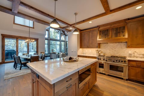 Custom Ski-InandOut Chalet with Hot Tub and Wet Bars! House in Big Sky