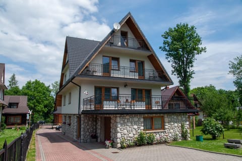 Property building, Facade/entrance, Summer, Garden