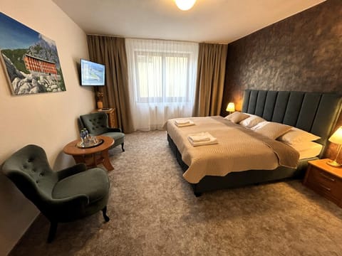 TV and multimedia, Photo of the whole room, Seating area, Bedroom