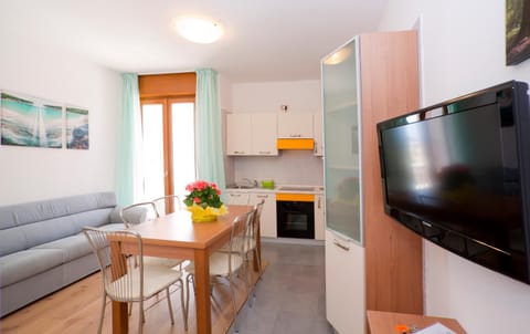 TV and multimedia, Kitchen or kitchenette, Living room, Dining area