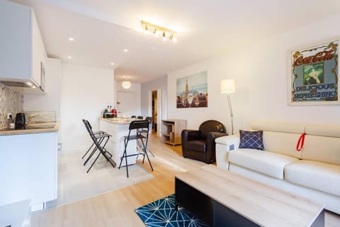 Living room, Lounge or bar, Communal kitchen
