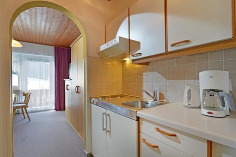 Coffee/tea facilities, Kitchen or kitchenette, stove