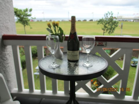 Sefton Lodge SEAFRONT ,PANORAMIC SEA VIEW ENSUITE BALCONY ROOMS AVAILABLE, GUEST GARDEN Bed and Breakfast in Paignton