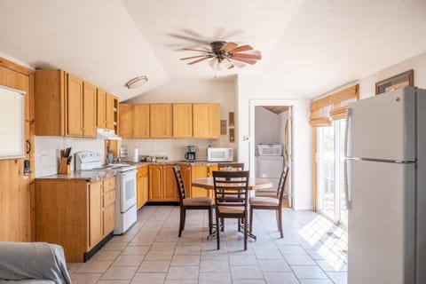 Open Concept Cabin for 2 - Near Ark Encounter! Cabin in Williamstown