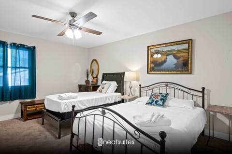 Spacious 6BR Near Ark! Ample Parking, 3 Full Baths House in Williamstown