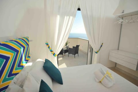 Bed, Balcony/Terrace, Photo of the whole room, Bedroom, Sea view