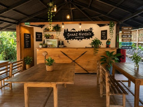 Restaurant/places to eat, Seating area