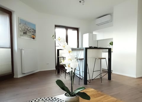Kitchen or kitchenette, Dining area, Communal kitchen